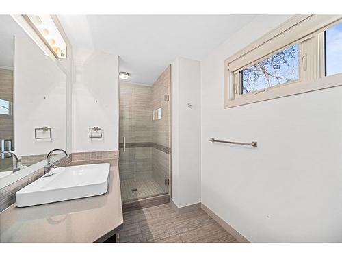 1503 37 Avenue Sw, Calgary, AB - Indoor Photo Showing Bathroom