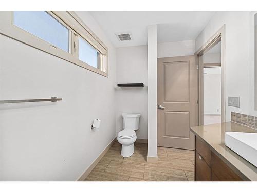 1503 37 Avenue Sw, Calgary, AB - Indoor Photo Showing Bathroom