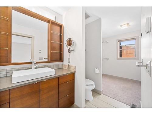 1503 37 Avenue Sw, Calgary, AB - Indoor Photo Showing Bathroom