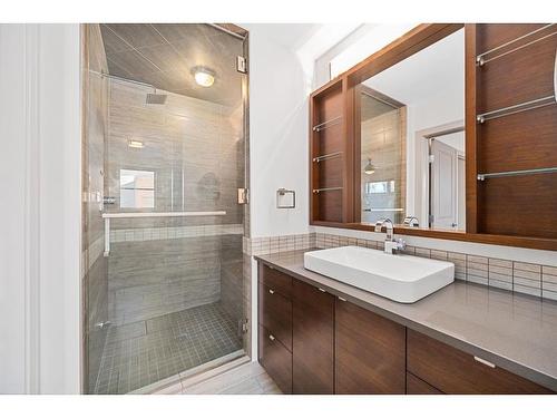 1503 37 Avenue Sw, Calgary, AB - Indoor Photo Showing Bathroom