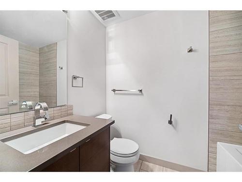 1503 37 Avenue Sw, Calgary, AB - Indoor Photo Showing Bathroom