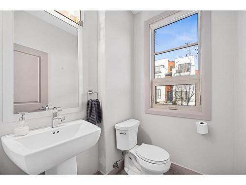 1503 37 Avenue Sw, Calgary, AB - Indoor Photo Showing Bathroom