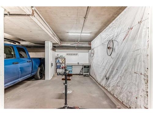 4205-24 Hemlock Crescent Sw, Calgary, AB - Indoor Photo Showing Garage