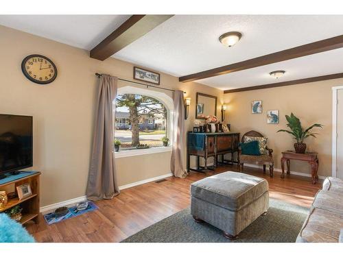 302 Royal Avenue Nw, Diamond Valley, AB - Indoor Photo Showing Living Room