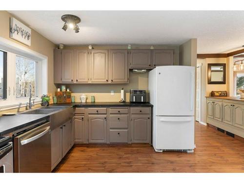 302 Royal Avenue Nw, Diamond Valley, AB - Indoor Photo Showing Kitchen