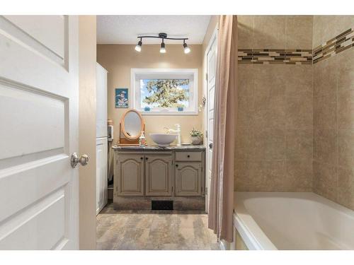 302 Royal Avenue Nw, Diamond Valley, AB - Indoor Photo Showing Bathroom