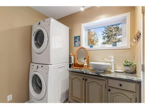 302 Royal Avenue Nw, Diamond Valley, AB - Indoor Photo Showing Laundry Room