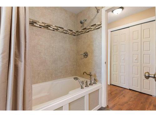 302 Royal Avenue Nw, Diamond Valley, AB - Indoor Photo Showing Bathroom