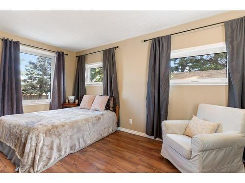 302 Royal Avenue Nw, Diamond Valley, AB - Indoor Photo Showing Bedroom