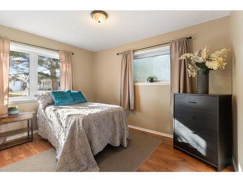 302 Royal Avenue Nw, Diamond Valley, AB - Indoor Photo Showing Bedroom