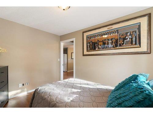 302 Royal Avenue Nw, Diamond Valley, AB - Indoor Photo Showing Bedroom