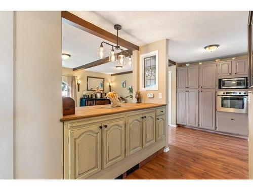 302 Royal Avenue Nw, Diamond Valley, AB - Indoor Photo Showing Kitchen