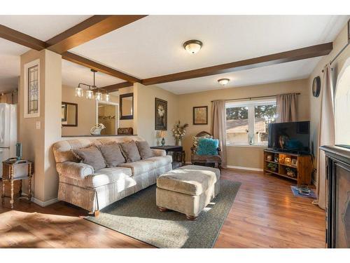 302 Royal Avenue Nw, Diamond Valley, AB - Indoor Photo Showing Living Room