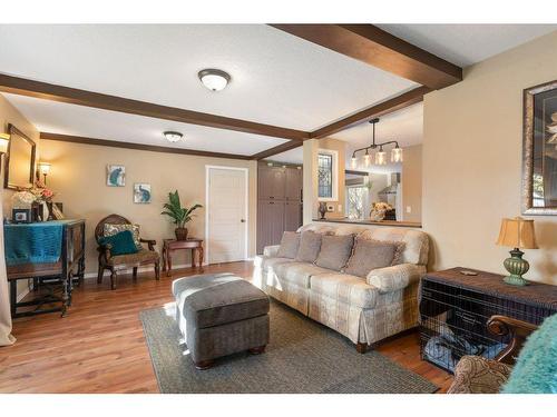 302 Royal Avenue Nw, Diamond Valley, AB - Indoor Photo Showing Living Room