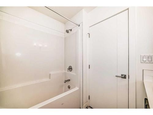 424-669 Savanna Boulevard Ne, Calgary, AB - Indoor Photo Showing Bathroom