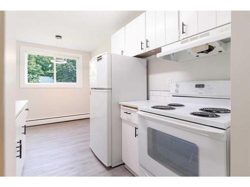 5617 60 Avenue, Red Deer, AB - Indoor Photo Showing Kitchen