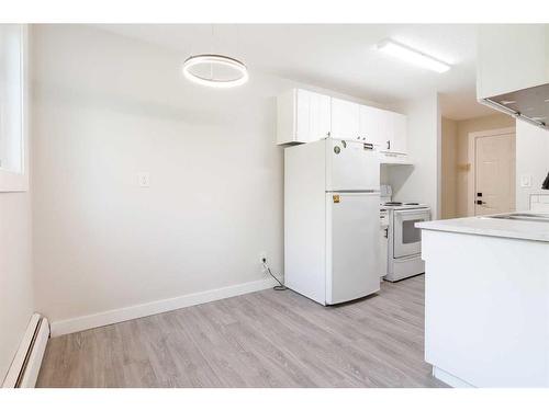 5617 60 Avenue, Red Deer, AB - Indoor Photo Showing Kitchen