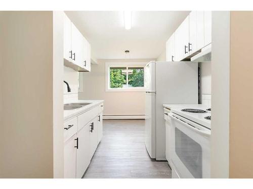 5617 60 Avenue, Red Deer, AB - Indoor Photo Showing Kitchen