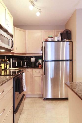 1410-5605 Henwood Street Sw, Calgary, AB - Indoor Photo Showing Kitchen