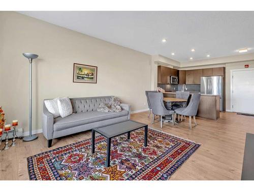 309-214 Sherwood Square Nw, Calgary, AB - Indoor Photo Showing Living Room