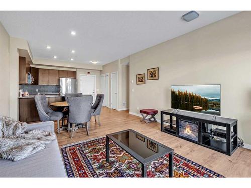 309-214 Sherwood Square Nw, Calgary, AB - Indoor Photo Showing Living Room