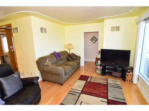 174068 Rr 214, Rural Vulcan County, AB - Indoor Photo Showing Living Room