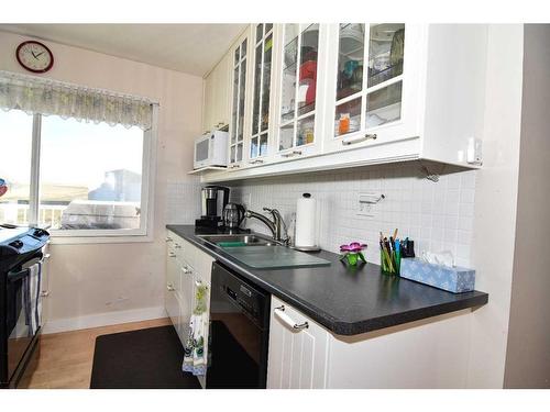 174068 Rr 214, Rural Vulcan County, AB - Indoor Photo Showing Kitchen With Double Sink