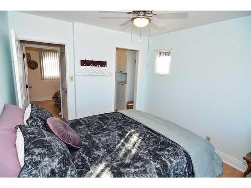 174068 Rr 214, Rural Vulcan County, AB - Indoor Photo Showing Bedroom