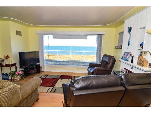 174068 Rr 214, Rural Vulcan County, AB - Indoor Photo Showing Living Room