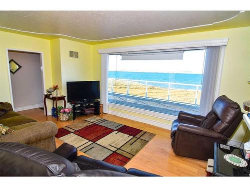 174068 Rr 214, Rural Vulcan County, AB - Indoor Photo Showing Living Room