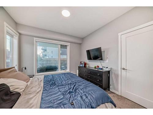 109-150 Shawnee Square Sw, Calgary, AB - Indoor Photo Showing Bedroom