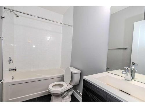 7429 & 7431 106 Street, Edmonton, AB - Indoor Photo Showing Bathroom