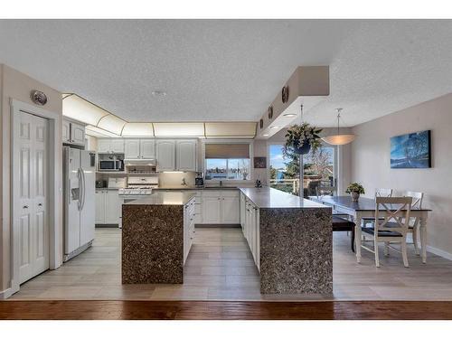 652 East Chestermere Drive, Chestermere, AB - Indoor