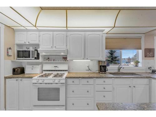 652 East Chestermere Drive, Chestermere, AB - Indoor Photo Showing Kitchen