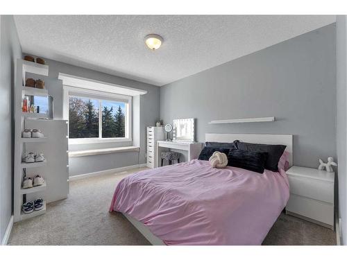 652 East Chestermere Drive, Chestermere, AB - Indoor Photo Showing Bedroom