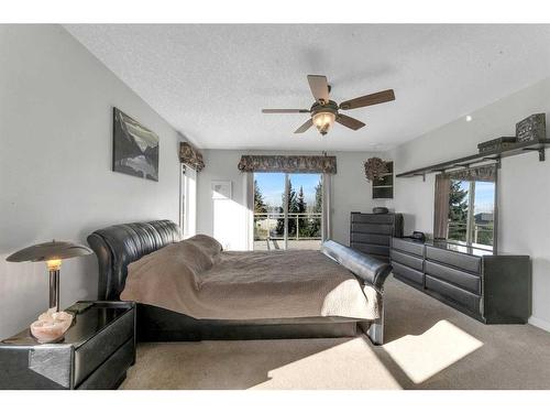 652 East Chestermere Drive, Chestermere, AB - Indoor Photo Showing Living Room