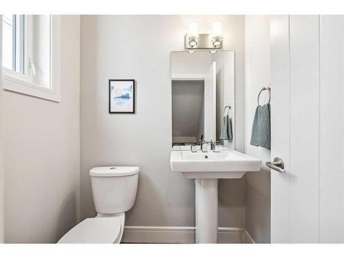 3327 44 Street Sw, Calgary, AB - Indoor Photo Showing Bathroom