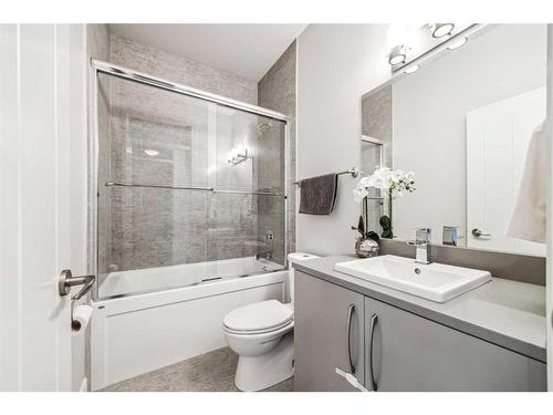 3327 44 Street Sw, Calgary, AB - Indoor Photo Showing Bathroom