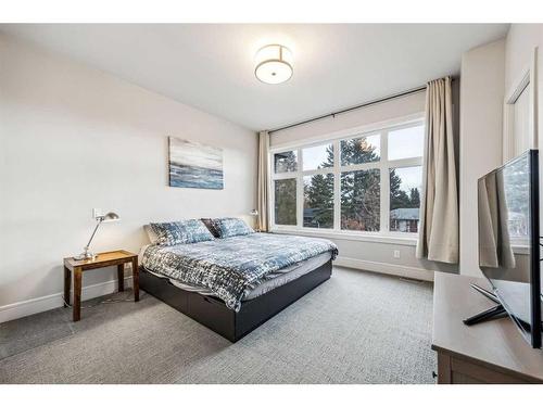 3327 44 Street Sw, Calgary, AB - Indoor Photo Showing Bedroom