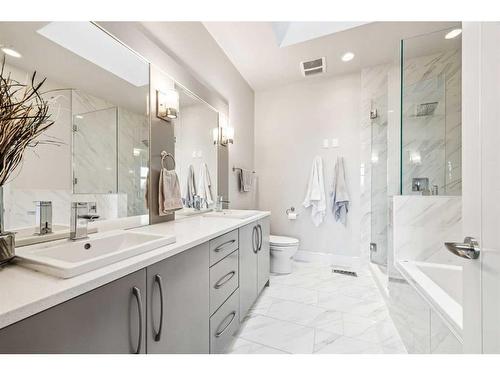 3327 44 Street Sw, Calgary, AB - Indoor Photo Showing Bathroom