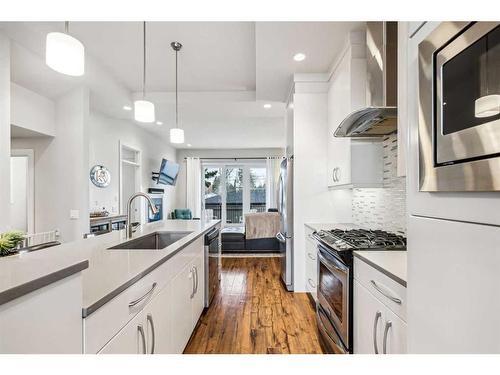 3327 44 Street Sw, Calgary, AB - Indoor Photo Showing Kitchen With Upgraded Kitchen