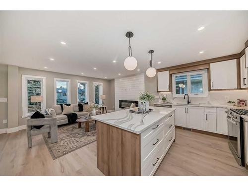 3315 Constable Place Nw, Calgary, AB - Indoor Photo Showing Kitchen With Upgraded Kitchen