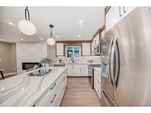 3315 Constable Place Nw, Calgary, AB - Indoor Photo Showing Kitchen With Upgraded Kitchen