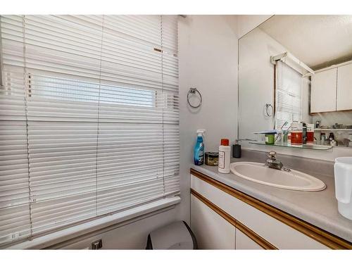 927 Renfrew Drive, Calgary, AB - Indoor Photo Showing Bathroom