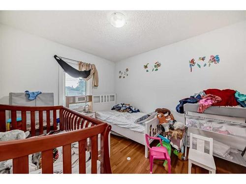 927 Renfrew Drive, Calgary, AB - Indoor Photo Showing Bedroom