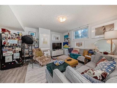 927 Renfrew Drive, Calgary, AB - Indoor Photo Showing Living Room