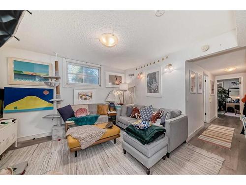 927 Renfrew Drive, Calgary, AB - Indoor Photo Showing Living Room