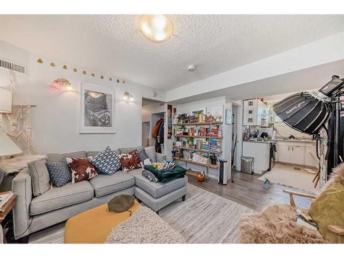 927 Renfrew Drive, Calgary, AB - Indoor Photo Showing Living Room