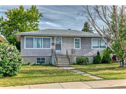 927 Renfrew Drive, Calgary, AB - Outdoor With Facade