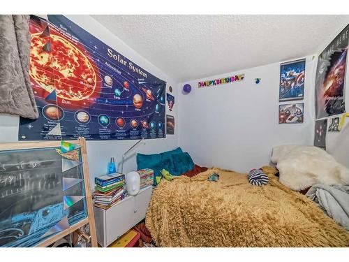 927 Renfrew Drive, Calgary, AB - Indoor Photo Showing Bedroom